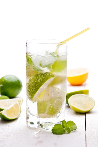 Mojito fresco sobre fundo branco . — Fotografia de Stock