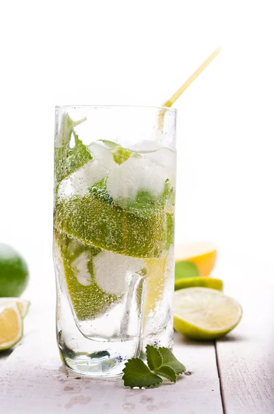 Frischer Mojito auf weißem Hintergrund. — Stockfoto