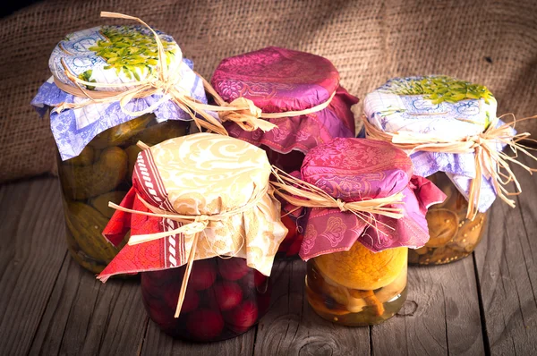 Frutas e legumes conservados. Abastecimento no Outono . — Fotografia de Stock