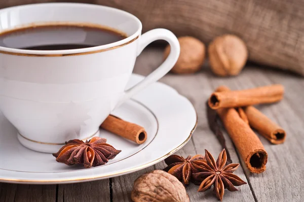 Porcelain coffee cup on the table. Garnish with star anise, cinn — Stock Photo, Image