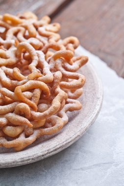 tatlı gevrek pasta derin kızarmış ve ile pudra şekeri serpilir