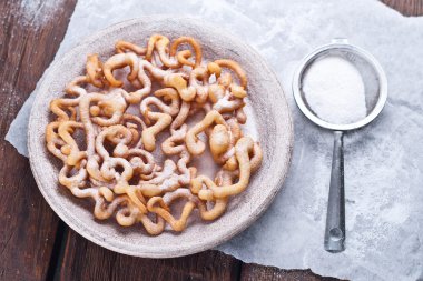 tatlı gevrek pasta derin kızarmış ve ile pudra şekeri serpilir