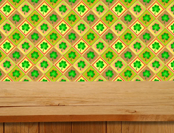 Día de San Patricio. Mesa de madera vacía sobre motivo de trébol . — Foto de Stock