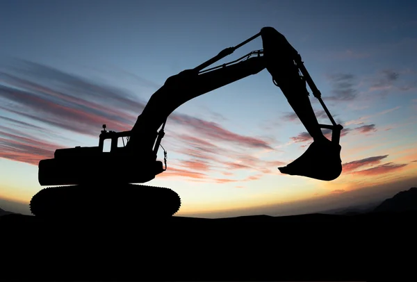 Silueta de la excavadora cargadora en el sitio de construcción con elevado — Foto de Stock