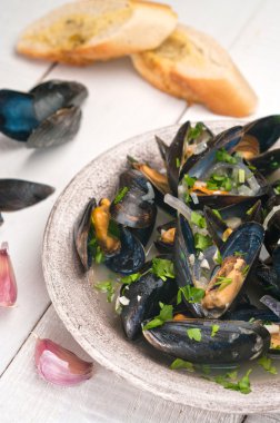 Moules Marinieres - Beyaz şarap sosuyla pişirilmiş midyeler
