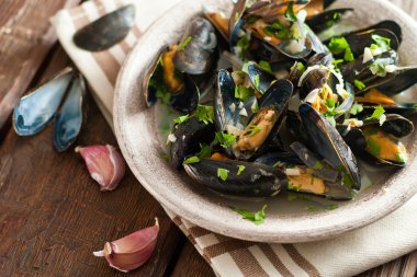 Moules Marinieres - Beyaz şarap sosuyla pişirilmiş midyeler
