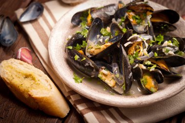 Moules Marinieres - Beyaz şarap sosuyla pişirilmiş midyeler
