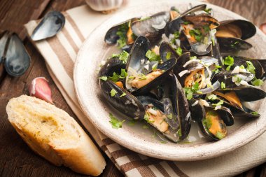 Moules Marinieres - Beyaz şarap sosuyla pişirilmiş midyeler