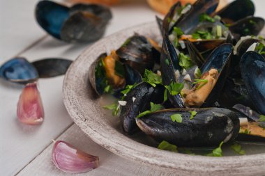 Moules Marinieres - Beyaz şarap sosuyla pişirilmiş midyeler