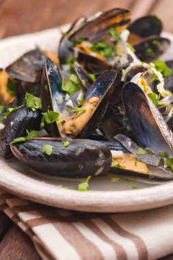 Moules Marinieres - Beyaz şarap sosuyla pişirilmiş midyeler