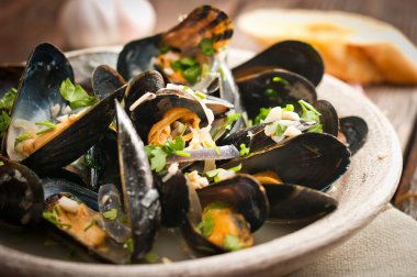 Moules Marinieres - Beyaz şarap sosuyla pişirilmiş midyeler