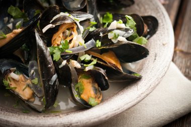 Moules Marinieres - Beyaz şarap sosuyla pişirilmiş midyeler