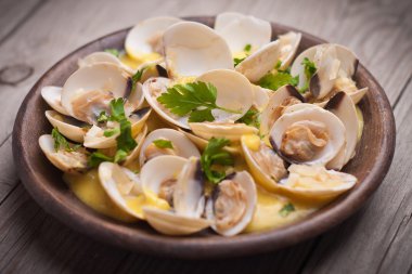 Taze Cockle istiridye (Venüs, Meretrix) şarap soslu. Portekizce
