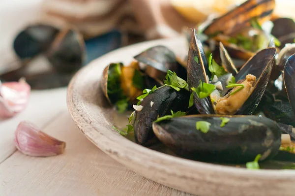 Moules Marinieres - Mejillones cocidos con salsa de vino blanco — Foto de Stock