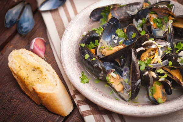 Moules Marinieres - kagyló főtt fehérbor mártással — Stock Fotó