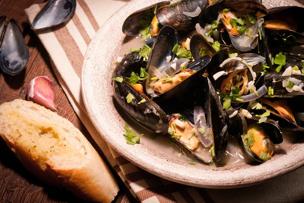 Moules Marinieres - Mejillones cocidos con salsa de vino blanco — Foto de Stock