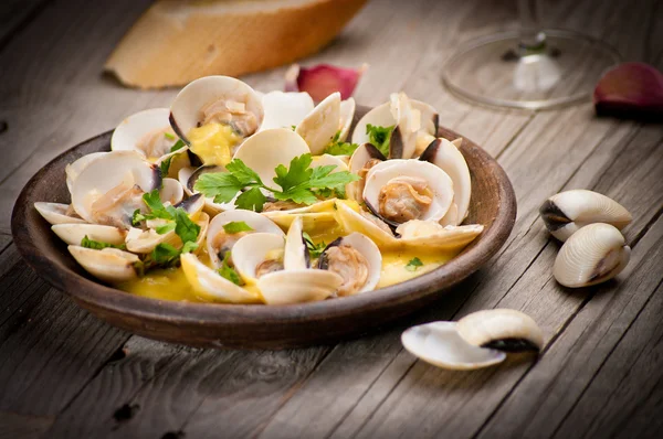 Taze Cockle istiridye (Venüs, Meretrix) şarap soslu. Portekizce