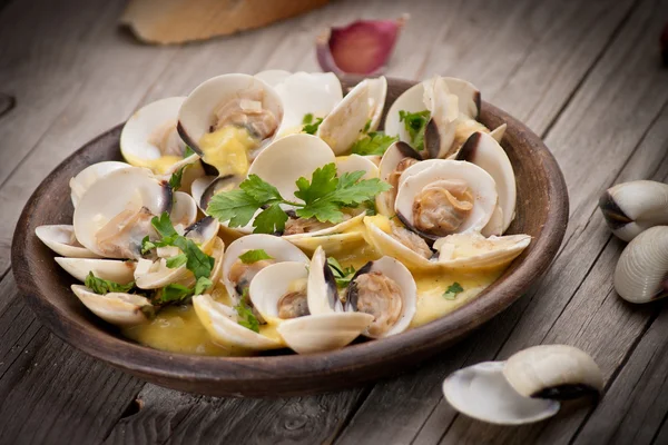 Almejas frescas de Cockle (Venus, Meretrix) con salsa de vino. Portugués — Foto de Stock