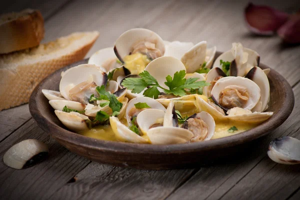 Amêijoas de Cockles frescas (Vênus, Meretrix) com molho de vinho. Português — Fotografia de Stock