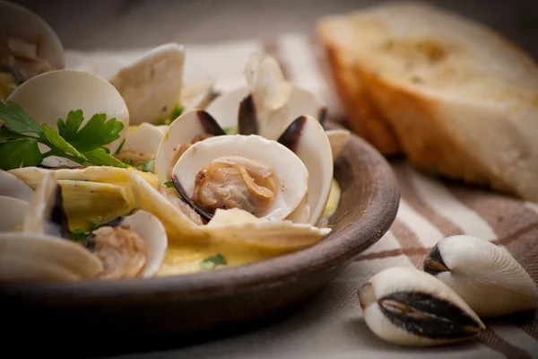 Fresh Cockle clams (Venus, Meretrix) with wine sauce. Portuguese — Stock Photo, Image