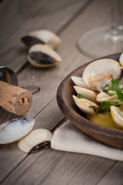 Fresh Cockle clams (Venus, Meretrix) with wine sauce. Portuguese — Stock Photo, Image