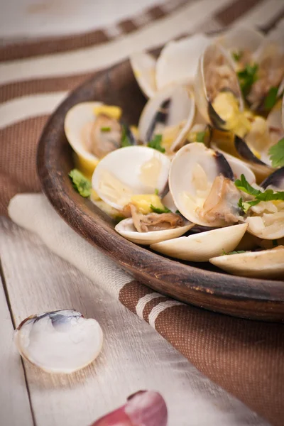 Friss Cockle kagylók (Venus, Meretrix), bor mártással. portugál — Stock Fotó