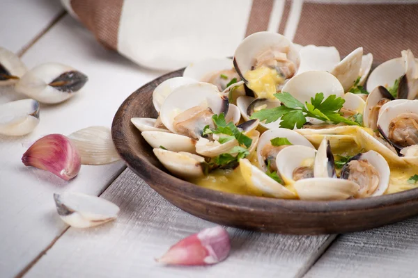 Friss Cockle kagylók (Venus, Meretrix), bor mártással. portugál — Stock Fotó