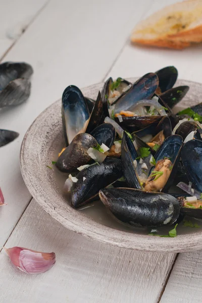 Moules Marinieres - мідії, приготовані з білим винним соусом. — стокове фото