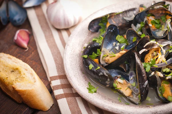 Moules Marinieres - Mussels cooked with white wine sauce — Stock Photo, Image