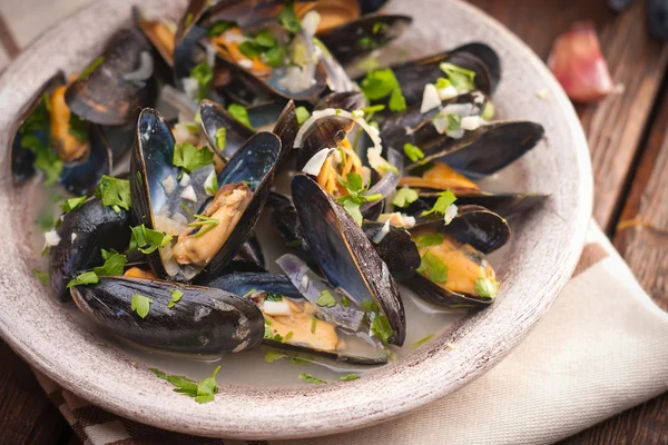 Moules Marinieres - Mussels cooked with white wine sauce — Stock Photo, Image