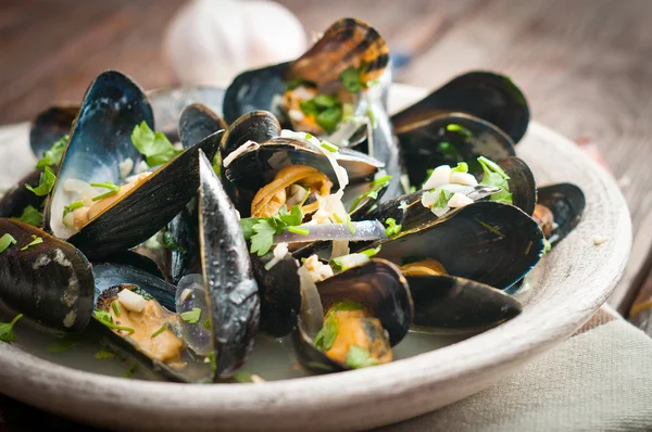 Moules Marinieres - Mosselen gekookt met witte wijnsaus — Stockfoto