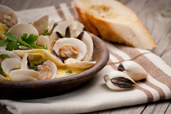 Amêijoas de Cockles frescas (Vênus, Meretrix) com molho de vinho. Português — Fotografia de Stock