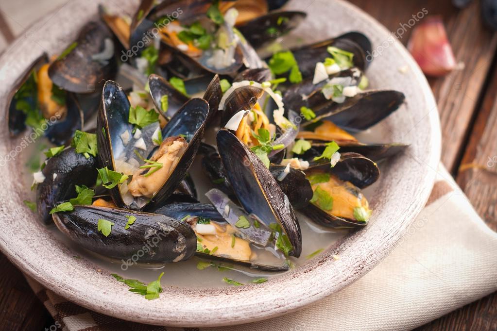 Moules Marinieres Mussels cooked with white wine sauce — Stock Photo © Kasza 66928479
