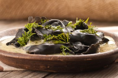 Siyah mantı dereotu hardal soslu somon balığı dolması