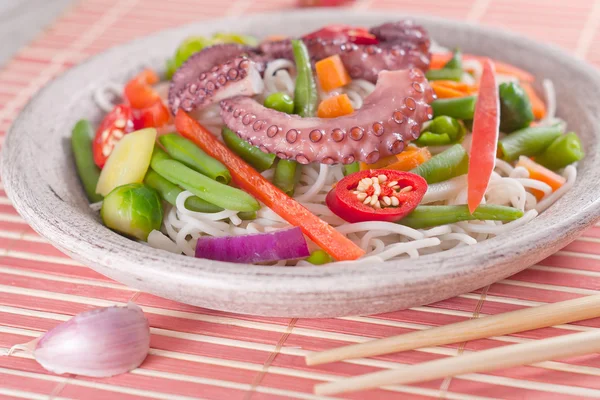 Vegetais de mistura chineses com macarrão e polvo . — Fotografia de Stock