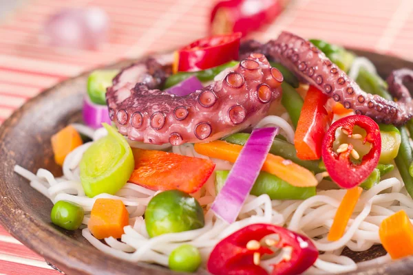 Vegetais de mistura chineses com macarrão e polvo . — Fotografia de Stock