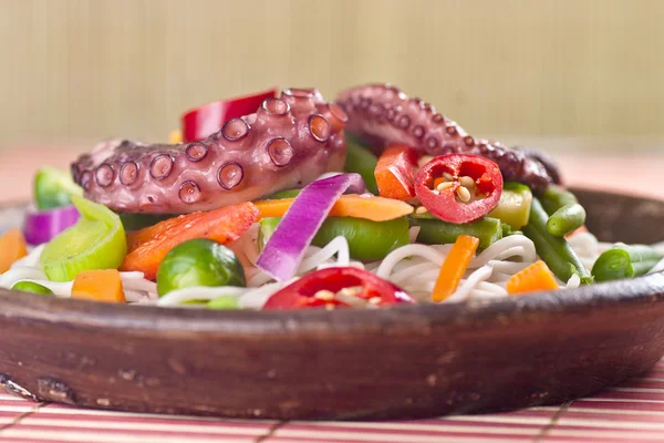 Kiinalainen sekoita vihanneksia pastaa ja mustekalaa . — kuvapankkivalokuva