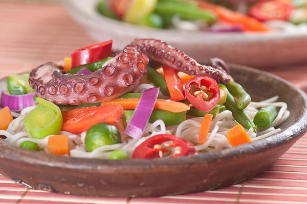 Chinees Meng groenten met pasta en octopus. — Stockfoto