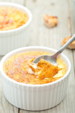 Creme brulee. Cara ile geleneksel Fransız vanilya krem tatlı