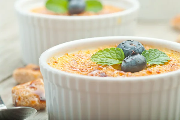 Creme brulee. Postres tradicionales de crema de vainilla francesa con cara — Foto de Stock