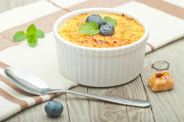 Creme brulee. Postres tradicionales de crema de vainilla francesa con cara — Foto de Stock