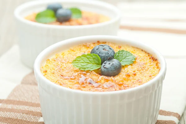 Creme brulee. Postres tradicionales de crema de vainilla francesa con cara — Foto de Stock