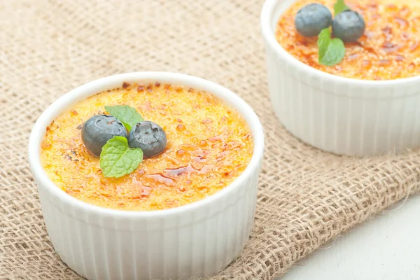 Creme brulee. Tradycyjny deser francuski wanilia krem z cara — Zdjęcie stockowe