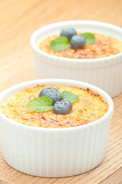 Creme brulee. Traditional French vanilla cream dessert with cara — Stock Photo, Image