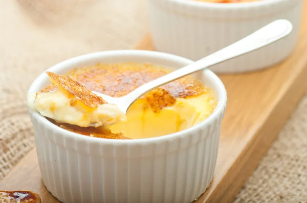 Creme brulee. Traditional French vanilla cream dessert with cara — Stock Photo, Image