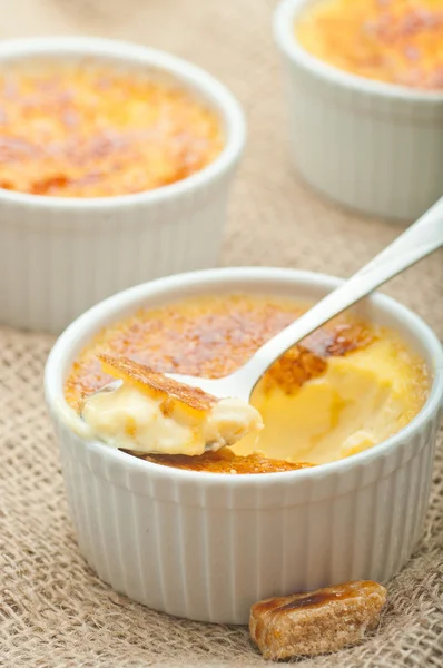 Creme brulee. Traditional French vanilla cream dessert with cara — Stock Photo, Image