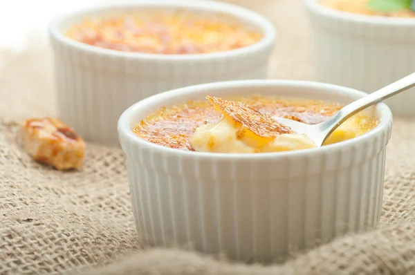 Brulee cremoso. Sobremesa de creme de baunilha tradicional francesa com cara — Fotografia de Stock