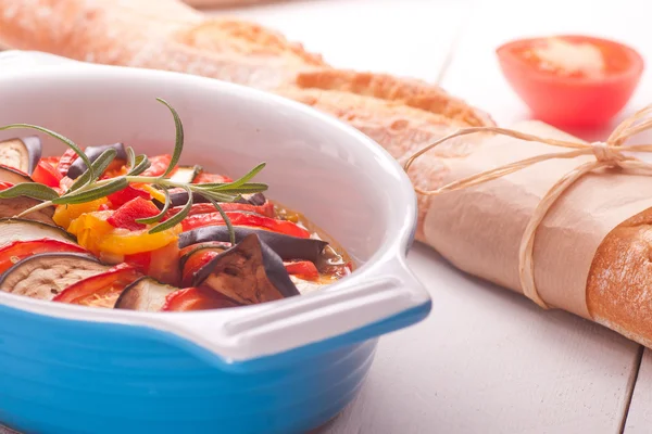 Ratatouille en un plato, cazuela . — Foto de Stock