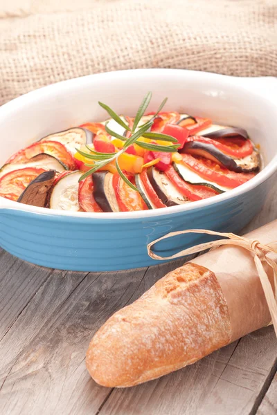 Ratatouille en un plato, cazuela . — Foto de Stock