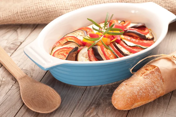 Ratatouille w naczyniu, zapiekanka. — Zdjęcie stockowe